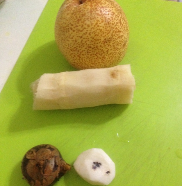 荸荠甘蔗炖梨汤