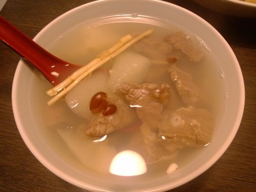 雪梨茅根煲猪肺 雪梨茅根煲猪肺
