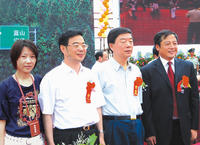 永蓝高速开工典礼省领导与李夫亲切合影 永蓝高速开工典礼省领导与李夫亲切合影