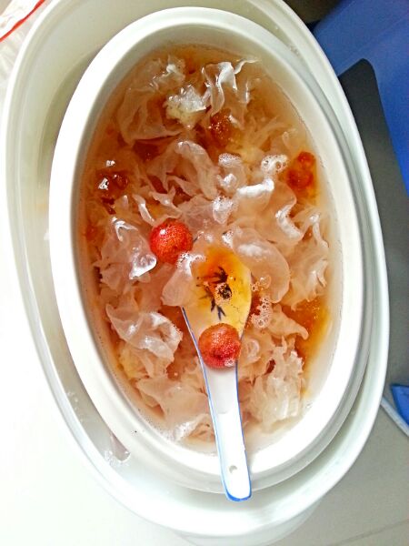 桃胶银耳戏杨梅