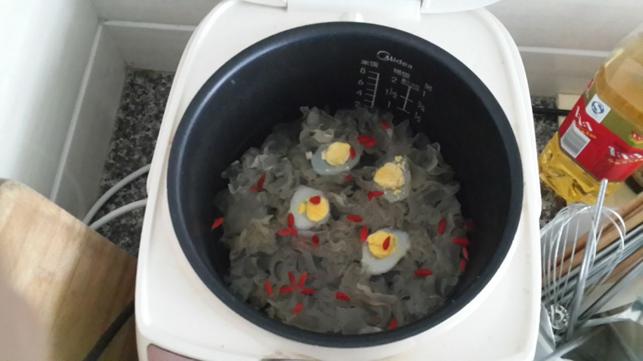 鸽子蛋炖银耳