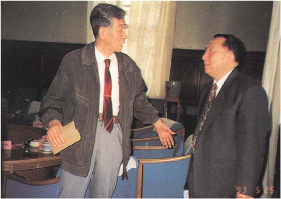 1993年5月,吴阶平主席(右)与赵伟之 1993年5月,吴阶平主席(右)与赵伟之