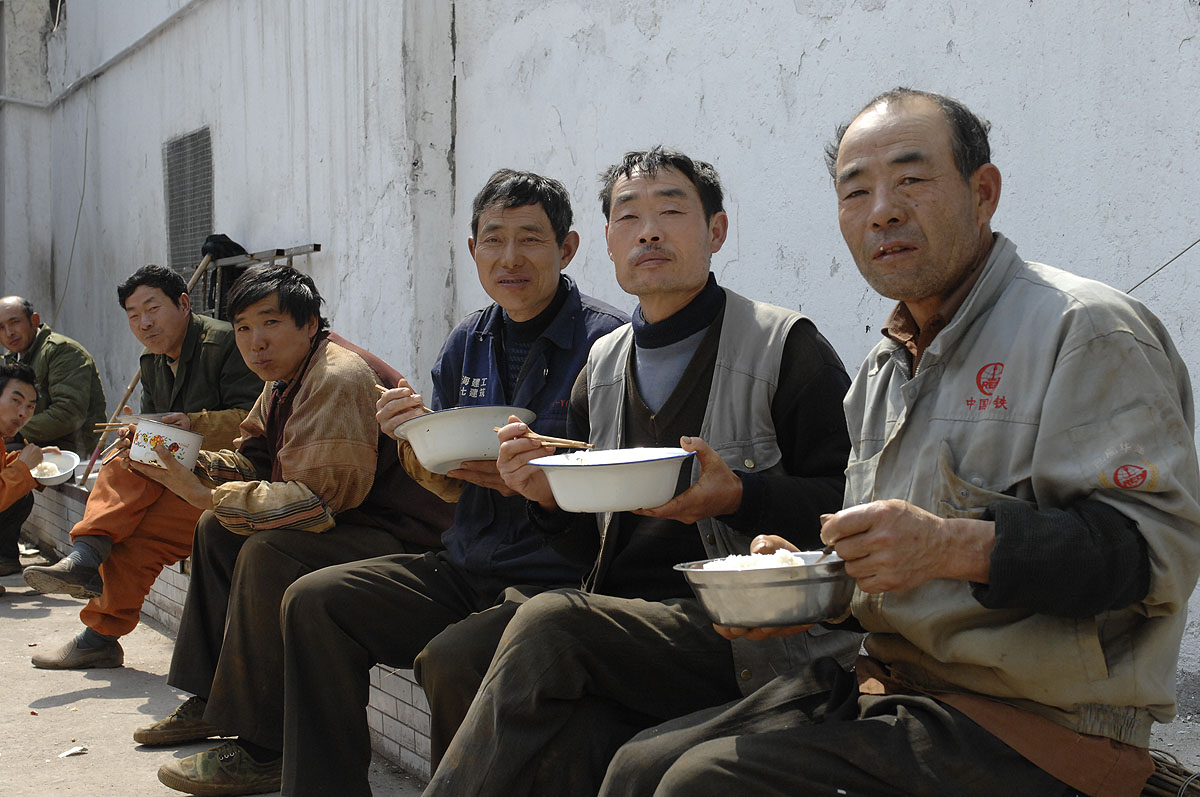 民工在吃饭 民工在吃饭
