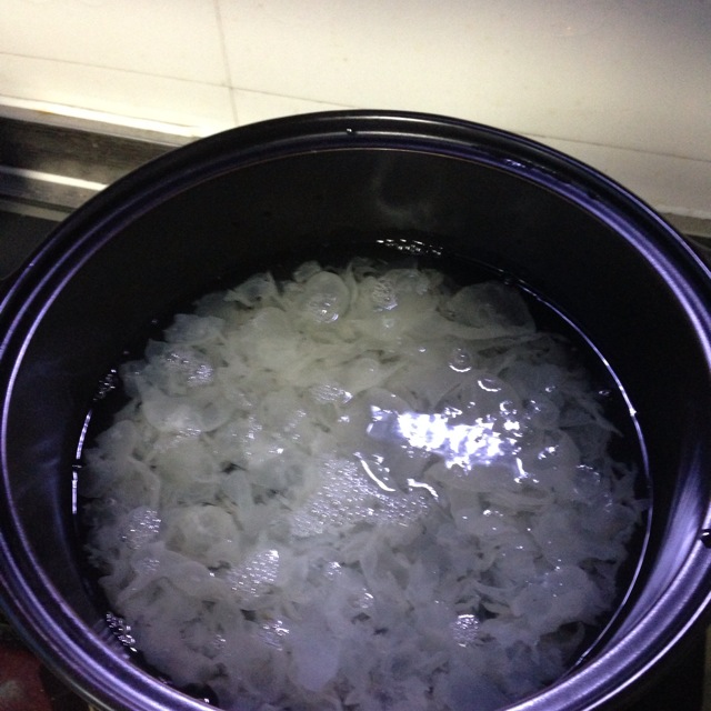 雪蛤桃胶银耳羹