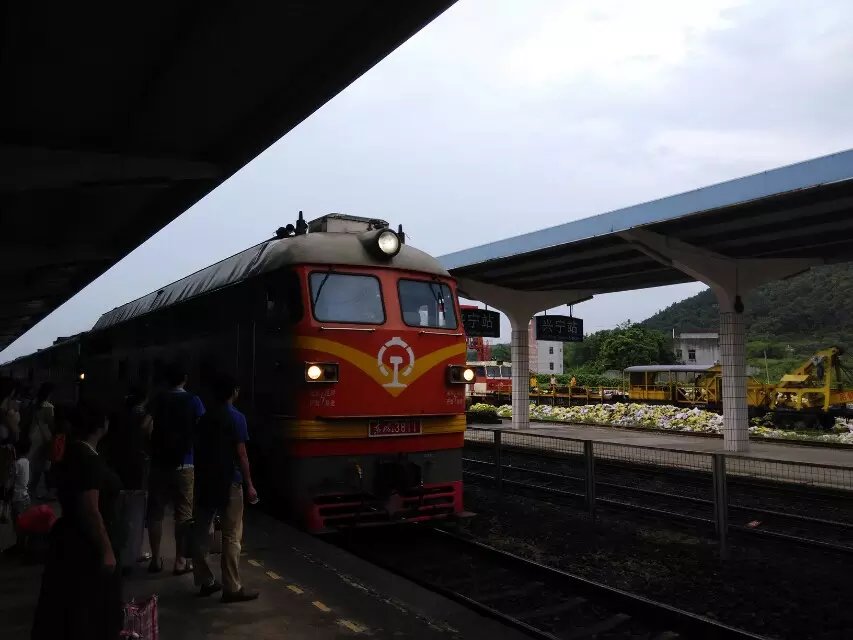 东风4B型内燃机车牵引广梅汕铁路城际特快列车 东风4B型内燃机车牵引广梅汕铁路城际特快列车
