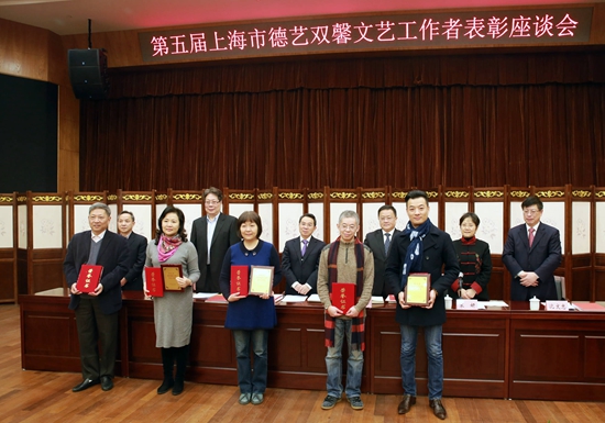 胡建平(简平)上台领奖(右二) 胡建平(简平)上台领奖(右二)