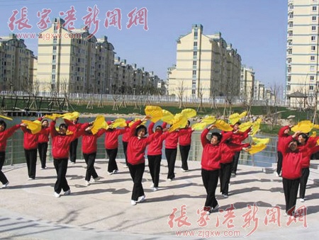 居民民众在修葺一新的广场晨练 居民民众在修葺一新的广场晨练