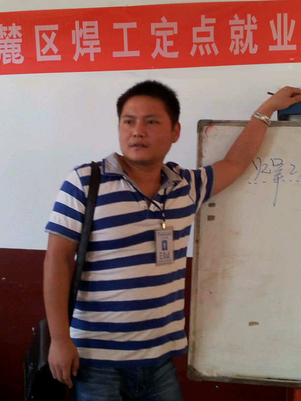 学生科长兼焊工教师:谢开 学生科长兼焊工教师:谢开