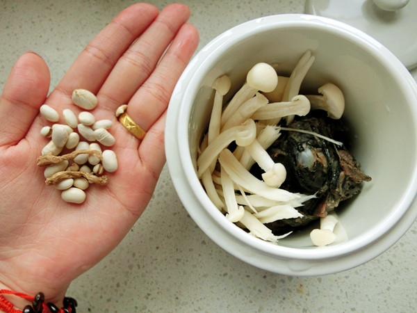 海鲜菇滋补乌鸡汤