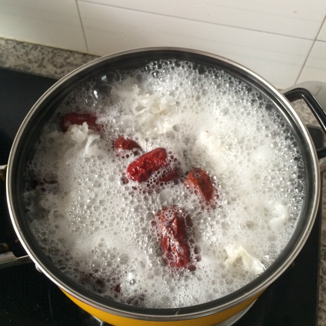 银耳薏米红枣水