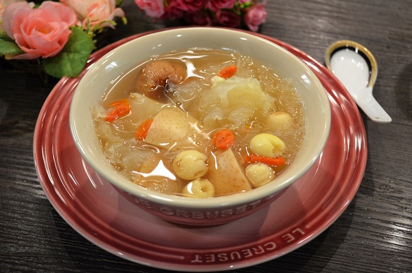 银耳雪梨莲子汤 银耳雪梨莲子汤