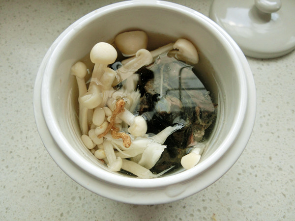 海鲜菇滋补乌鸡汤