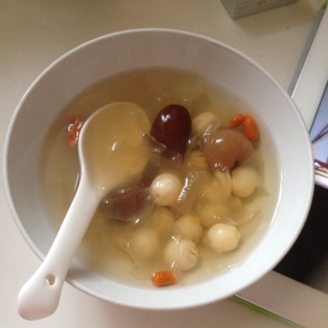 桂圆莲子红枣炖银耳