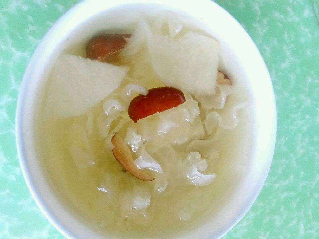 银耳冰糖梨水 银耳冰糖梨水