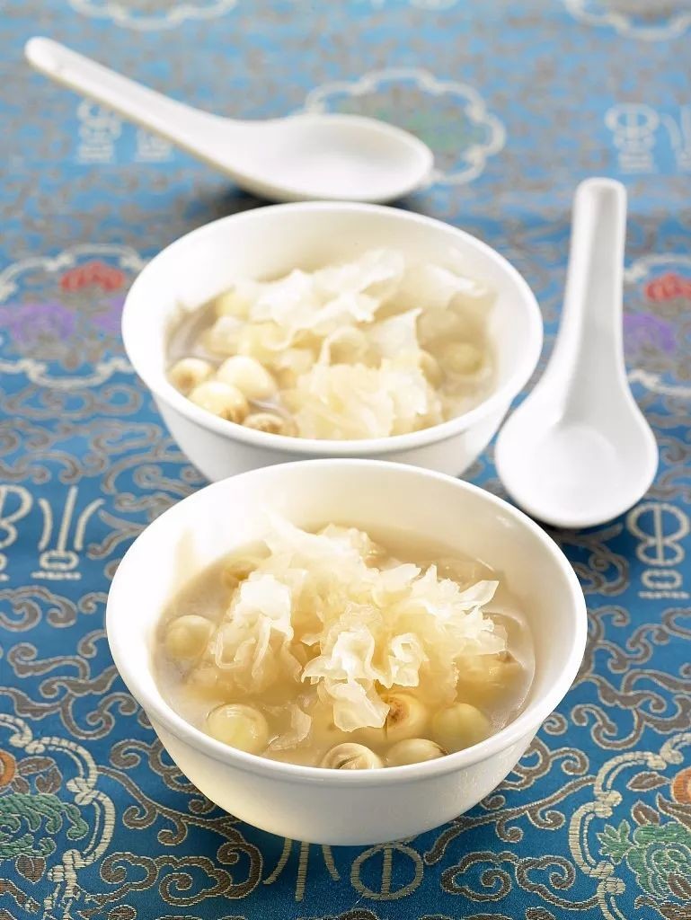 冰糖银耳莲子粥 冰糖银耳莲子粥