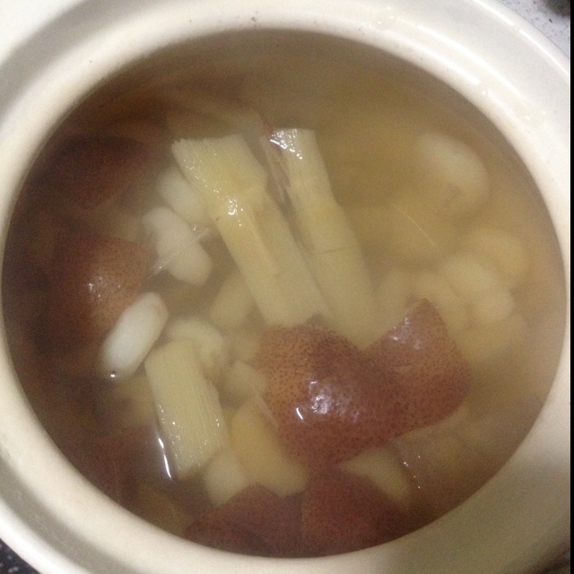 荸荠甘蔗炖梨汤