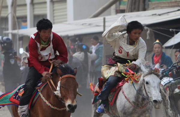 察瓦龙乡2015年赛马文化旅游节一幕 察瓦龙乡2015年赛马文化旅游节一幕