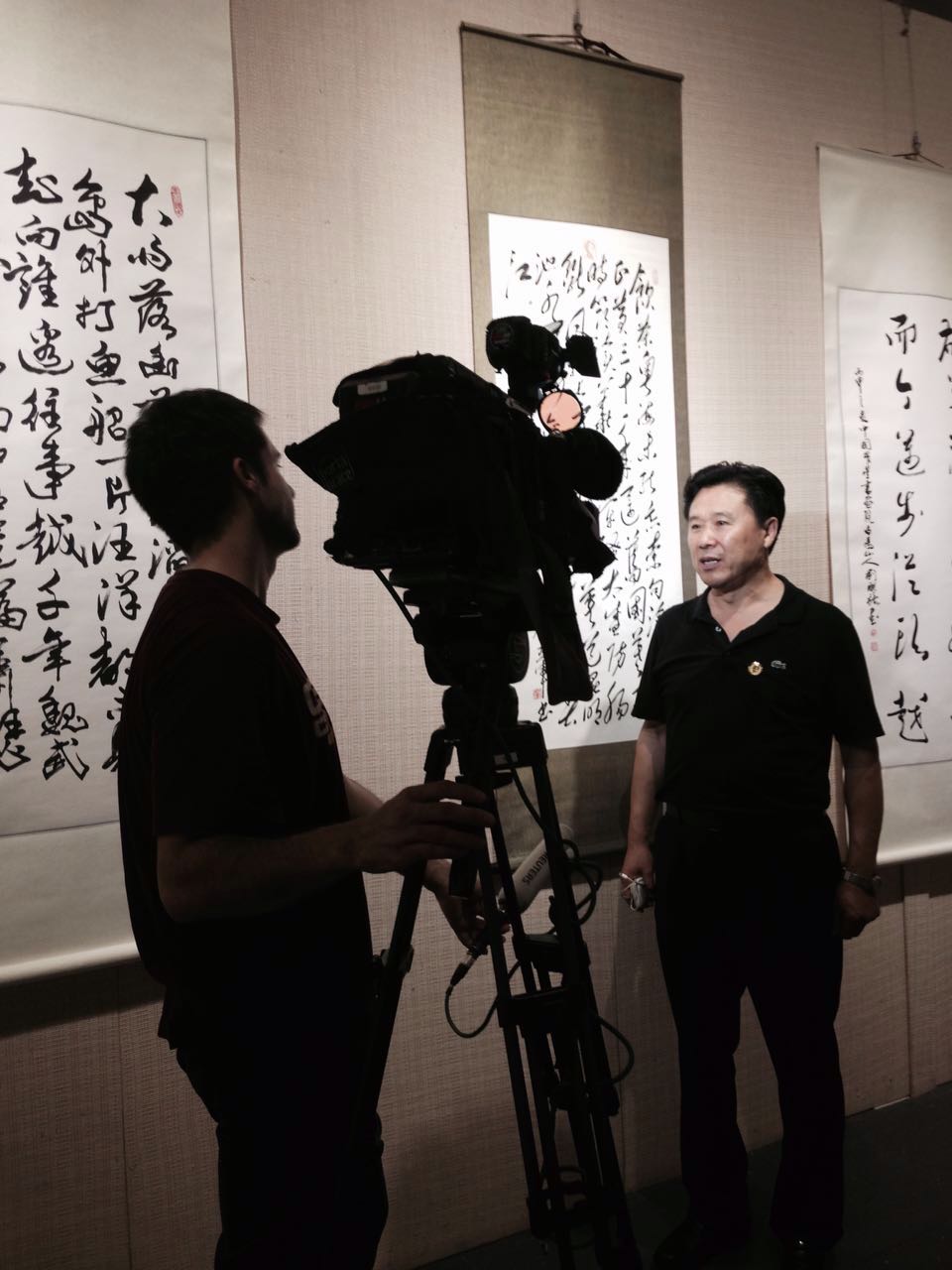 《缅怀主席》开幕式接受美国驻华记者採访 《缅怀主席》开幕式接受美国驻华记者採访