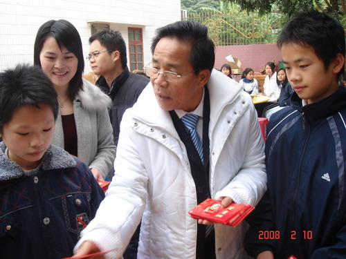 刘杰夫董事长为贫困学生派发助学金 刘杰夫董事长为贫困学生派发助学金
