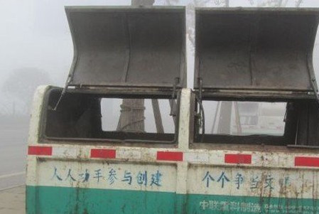 流浪儿童躲藏垃圾箱 流浪儿童躲藏垃圾箱