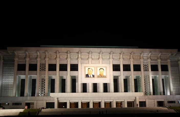 朝鲜平壤“4·25广场”的议事堂夜景 朝鲜平壤“4·25广场”的议事堂夜景