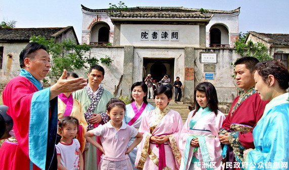 专家给游客讲解儒学知识
