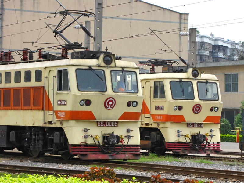 韶山7型0085与0038号机车 韶山7型0085与0038号机车