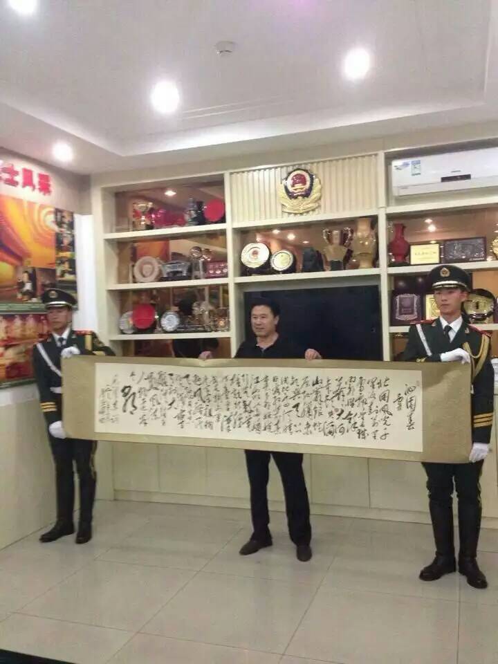 与国家内卫(特种)部队战士在他们的荣誉室 与国家内卫(特种)部队战士在他们的荣誉室