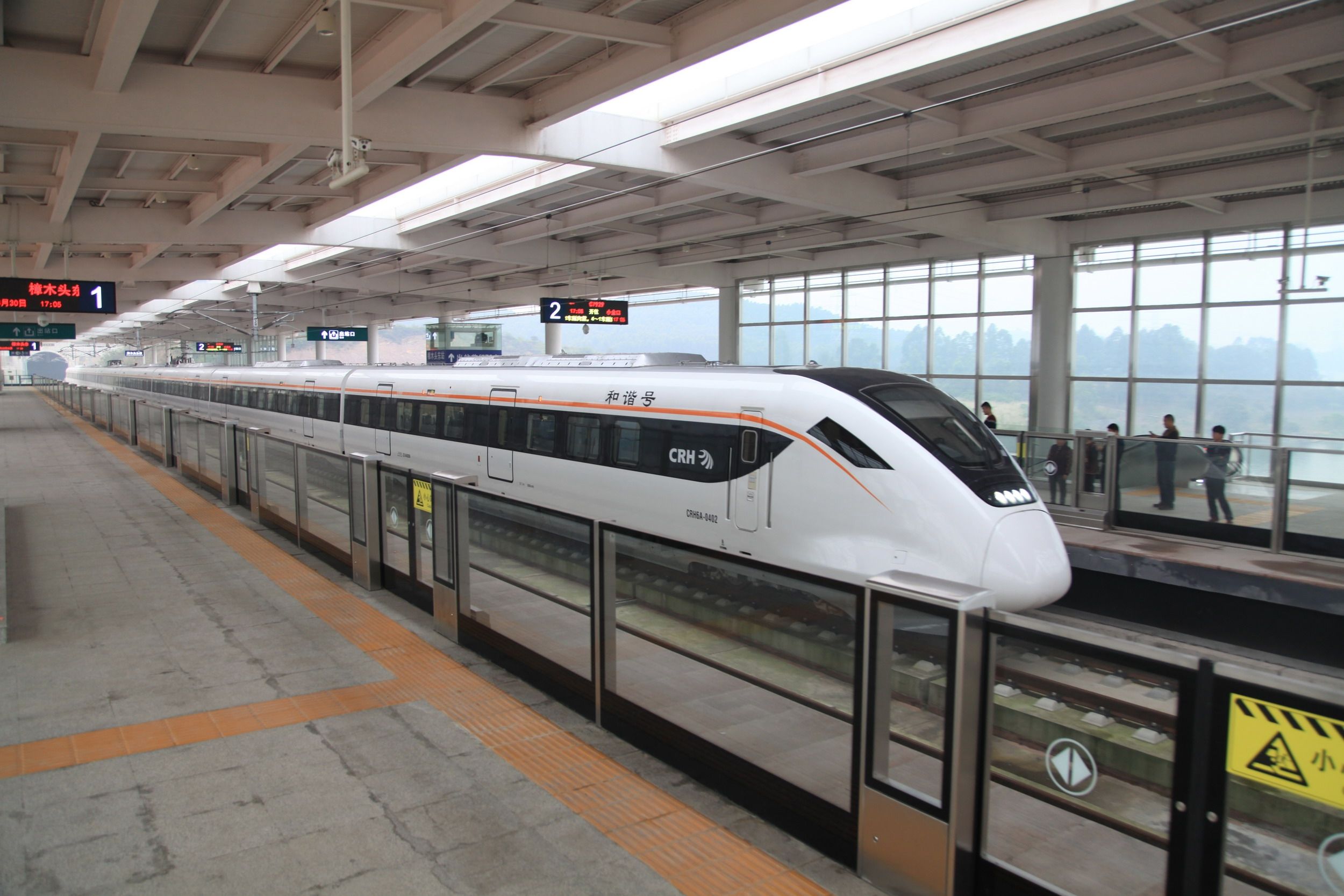 和谐号CRH6A型电力动车组停靠樟木头东站 和谐号CRH6A型电力动车组停靠樟木头东站