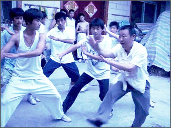 图3 晰扬掌拳师传授拳法 图3 晰扬掌拳师传授拳法