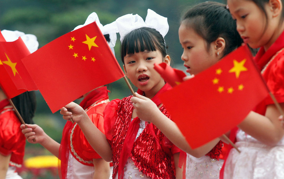 越南儿童举有六颗五角星的中国“国旗”。 越南儿童举有六颗五角星的中国“国旗”。