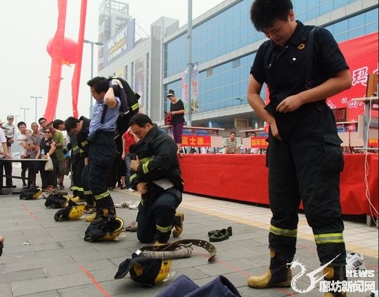 消防队员进行原地着装训练 消防队员进行原地着装训练
