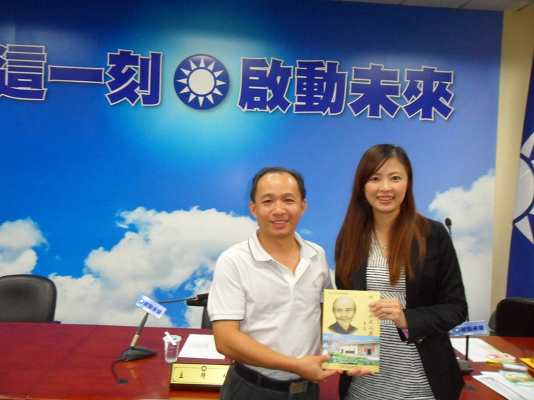 何子渊后裔代表向中国国民党中央党部赠书 何子渊后裔代表向中国国民党中央党部赠书