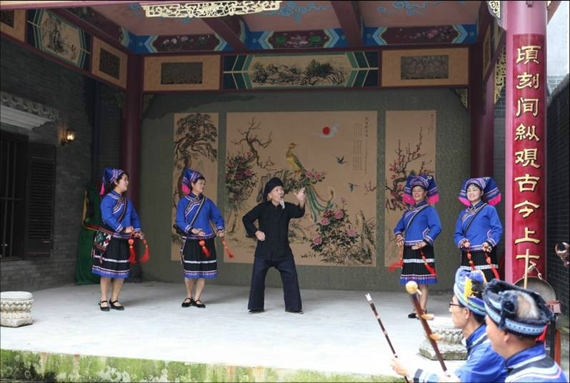 民俗业余文艺队表演的末伦戏《老汉赶集》 民俗业余文艺队表演的末伦戏《老汉赶集》