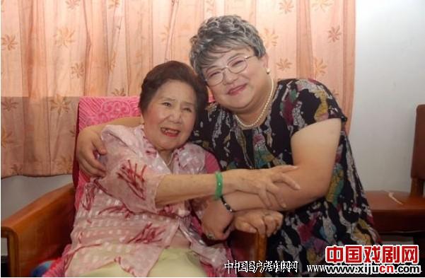 着名表演艺术家杨飞飞与“上海阿婆”舒悦 着名表演艺术家杨飞飞与“上海阿婆”舒悦