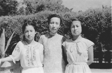 郑秀和女儿万黛、万昭1950年代在北京 郑秀和女儿万黛、万昭1950年代在北京