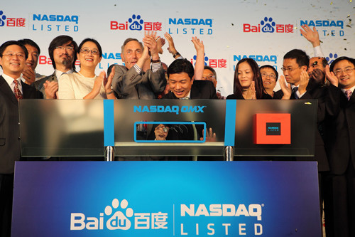 李彦宏在签字版上籤字 李彦宏在签字版上籤字