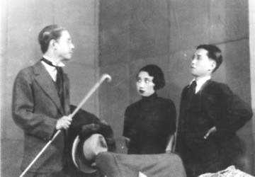 郑秀(中)、曹禺(右)1933年在清华演出 郑秀(中)、曹禺(右)1933年在清华演出