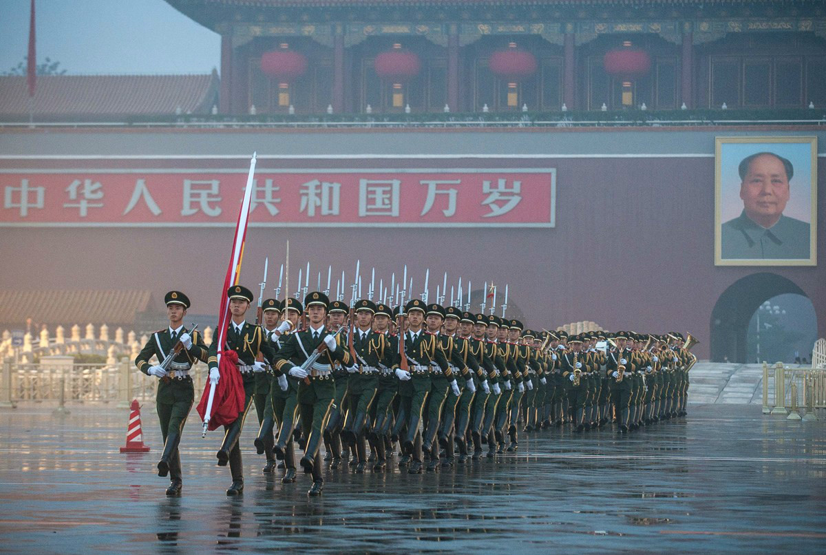 国旗护卫队冒雨护卫国旗走向天安门广场 国旗护卫队冒雨护卫国旗走向天安门广场