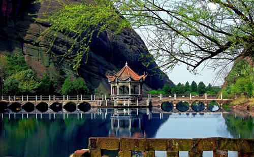 龟峰景区内湖——蓝色的水 龟峰景区内湖——蓝色的水
