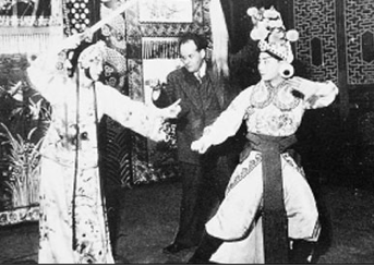 《虹霓关》左为梅兰芳中为爱森斯坦(图片11) 《虹霓关》左为梅兰芳中为爱森斯坦(图片11)
