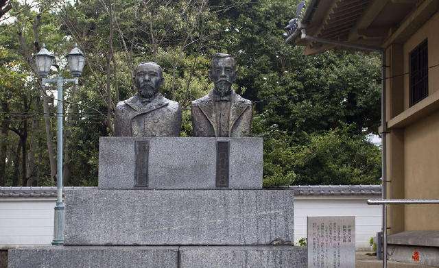 伊藤博文(左)与陆奥宗光雕像 伊藤博文(左)与陆奥宗光雕像