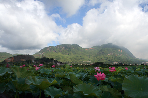 远眺普洱山(2018年摄) 远眺普洱山(2018年摄)