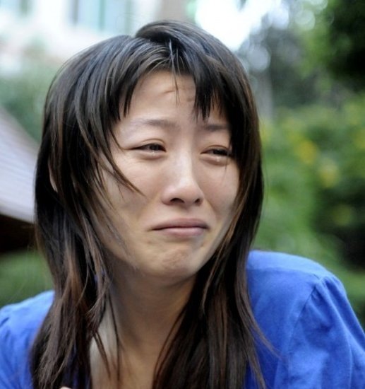 小悦悦母亲悲痛的神色 小悦悦母亲悲痛的神色