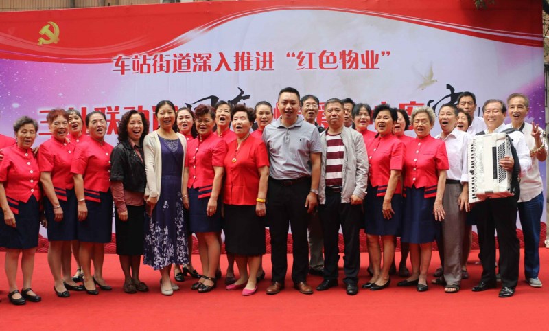 街道领导与部分社会组织志愿者合影 街道领导与部分社会组织志愿者合影