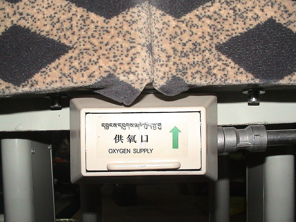 位于座席下方的供氧口 位于座席下方的供氧口