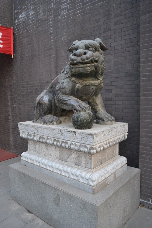 秦王府府门铜狮,现存西安碑林博物馆门前 秦王府府门铜狮,现存西安碑林博物馆门前