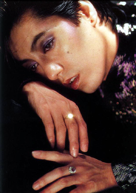 泽田研二于80年代最常用的深紫色化妆 泽田研二于80年代最常用的深紫色化妆