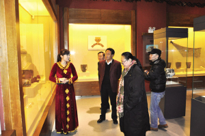 2013年3月斯琴高娃到达赤峰做角色体验 2013年3月斯琴高娃到达赤峰做角色体验