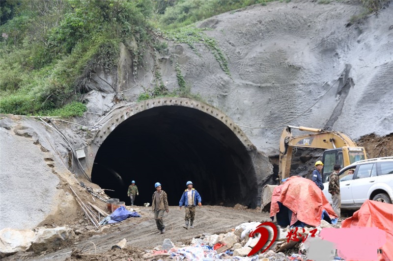 2018年建设中的怒江美丽公路马吉隧道,设计长度990米 2018年建设中的怒江美丽公路马吉隧道,设计长度990米
